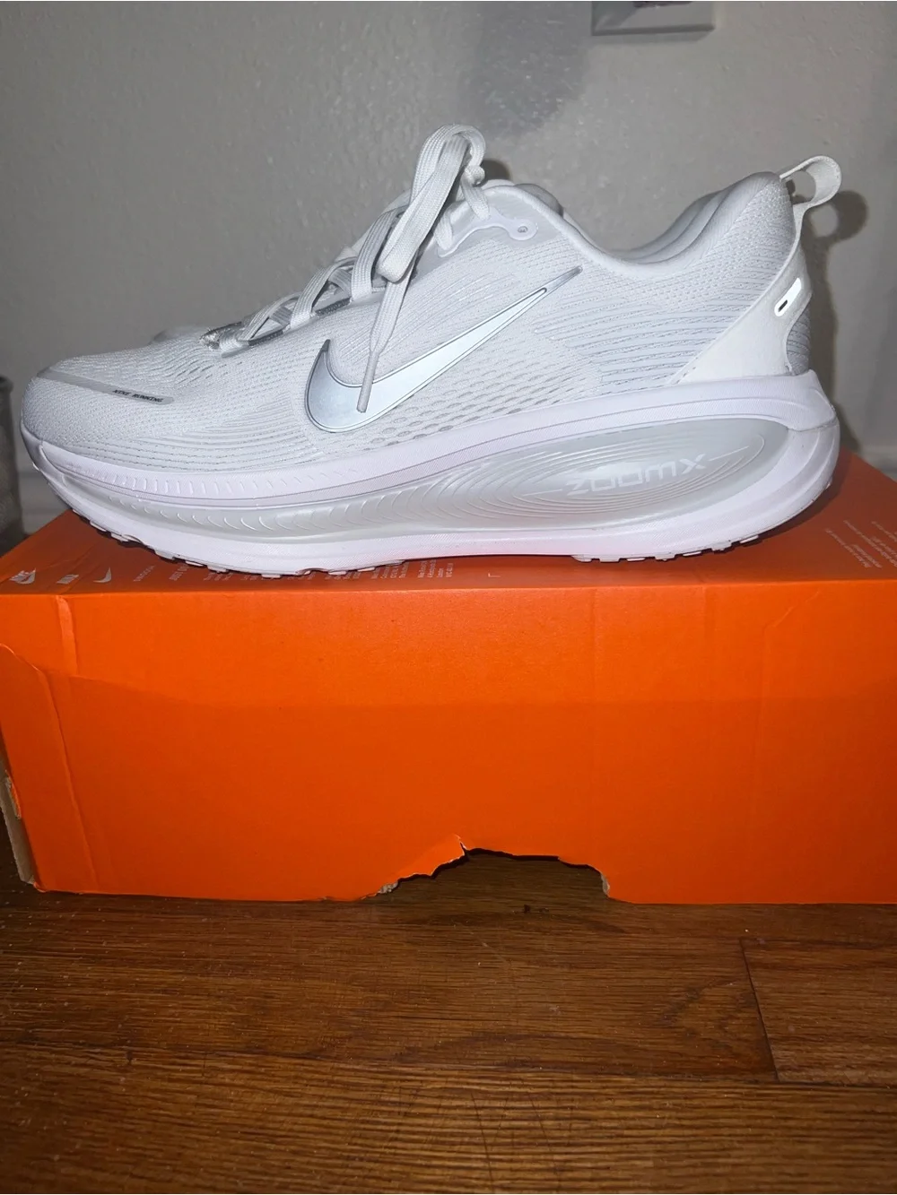 New No Lid W Nike Vomero 18 White Photon Dust Running HM6804-104 Size 11W/9.5M